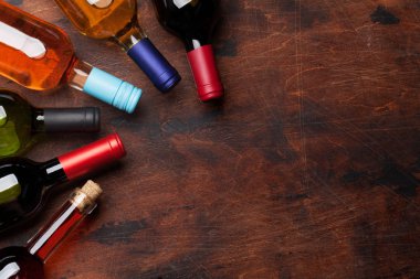 Çeşitli şarap şişeleri