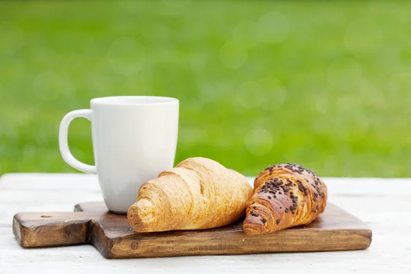 Kaffe og croissant – stockfoto