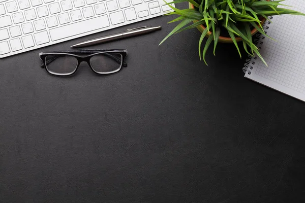 Mesa de escritório com suprimentos e computador — Fotografia de Stock