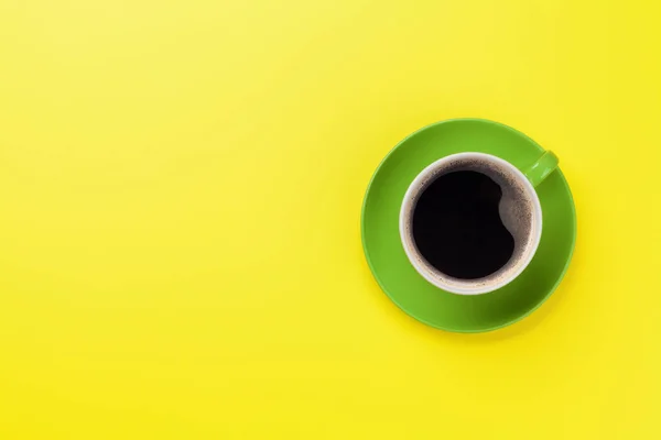 Grön kaffekopp över gul bakgrund — Stockfoto