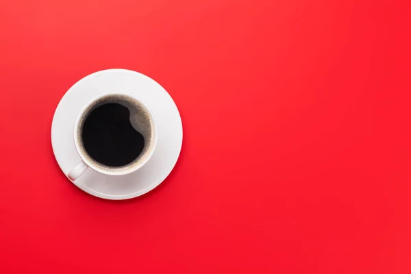 Kaffekopp över röd bakgrund — Stockfoto
