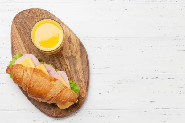 Friss narancslé és croissant-szendvics — Stock Fotó