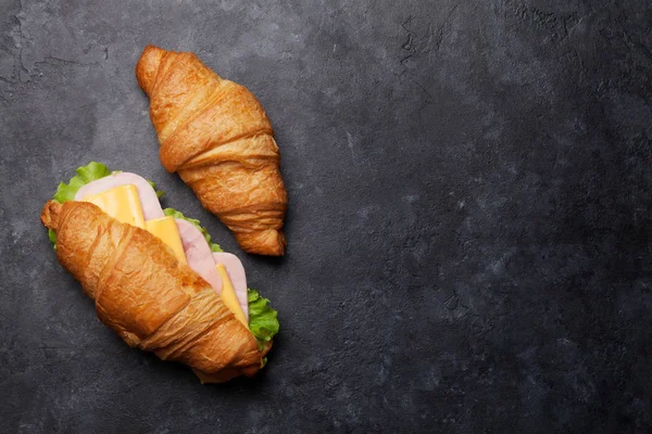 Friss croissant, szendvics — Stock Fotó