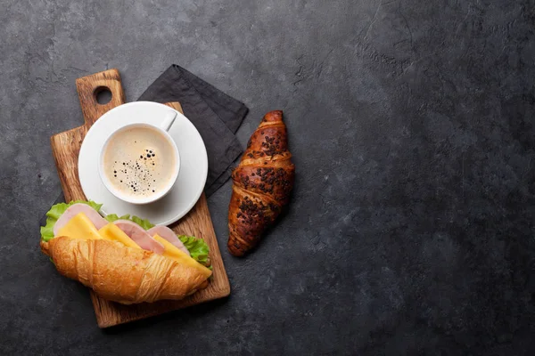 Panino al caffè e croissant — Foto Stock