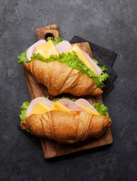 Friss croissant, szendvics — Stock Fotó