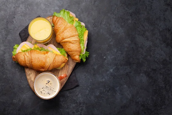 Kávé, narancslé és croissant szendvics — Stock Fotó