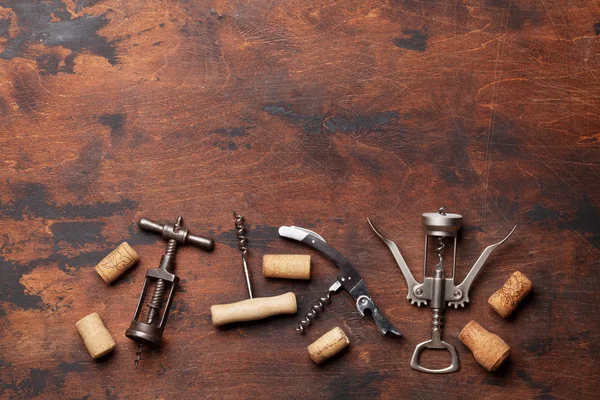 Various corkscrews and wine corks — Stock Photo, Image