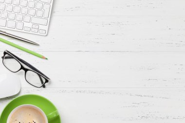 Kahve, malzeme ve bilgisayar ile ofis çalışma alanı
