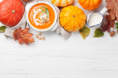 Sonbahar vejetaryen kabak kremaçorbası