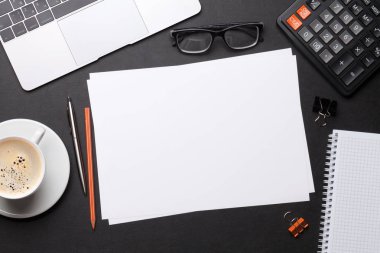 Boş kağıt sayfalı Office çalışma alanı tablosu