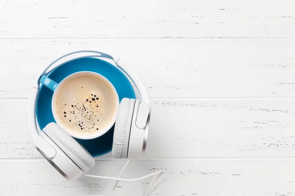 หูฟังและถ้วยกาแฟ — ภาพถ่ายสต็อก