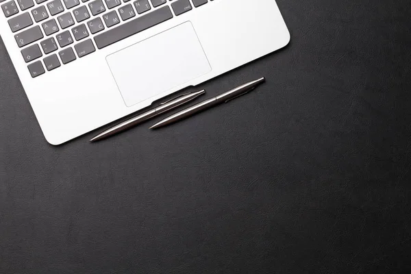 Mesa de escritório com suprimentos e computador — Fotografia de Stock