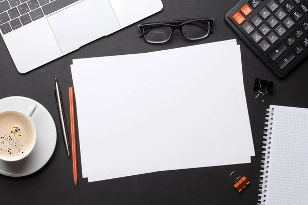 Mesa de escritório com folha de papel em branco — Fotografia de Stock