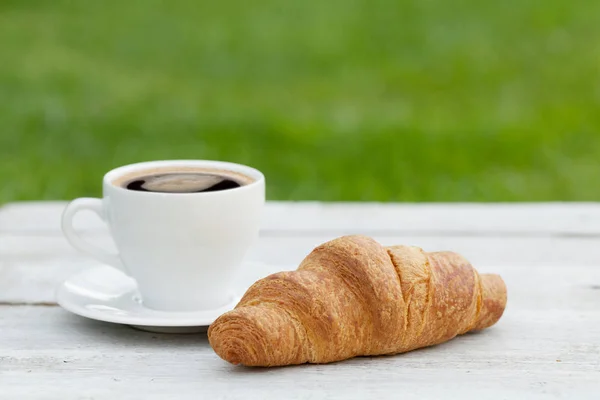 Kaffee und Croissant — Stockfoto