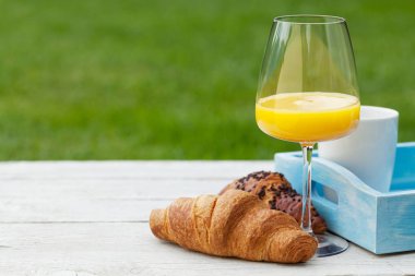 kahve, portakal suyu ve kruvasan