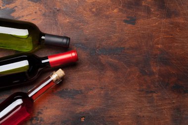 Ahşap masa üzerinde çeşitli şarap şişeleri