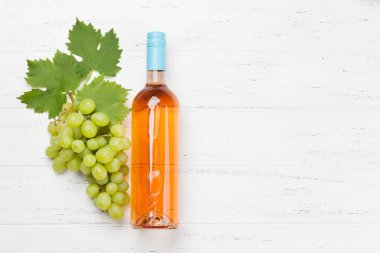 Gül şişe şarap ve üzüm