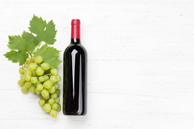 kırmızı şarap şişesi ve üzüm