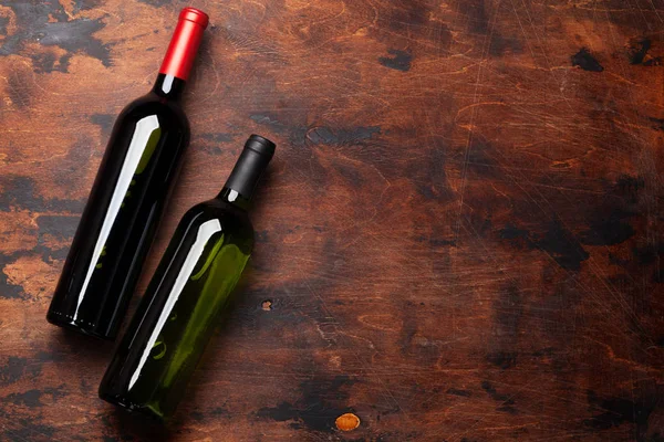 Różne butelki wina na drewnianym stole — Zdjęcie stockowe