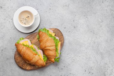 Kahve ve kruvasan sandviç