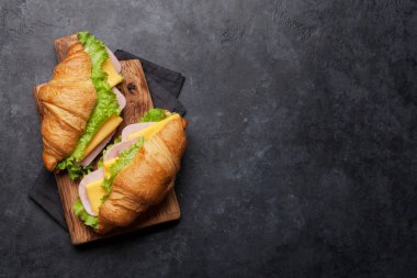 Taze kruvasan sandviç