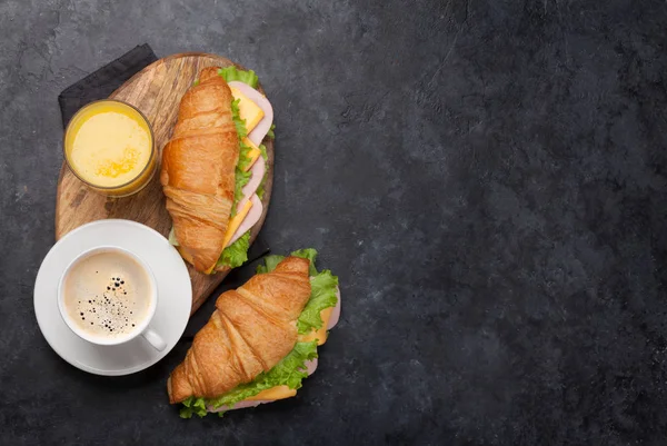 Kávé, narancslé és croissant szendvics — Stock Fotó