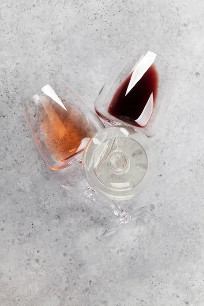 Divers verres à vin sur table en pierre — Photo