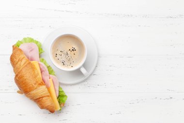 Kahve ve kruvasan sandviç