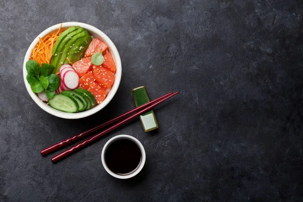 Poke bowl con salmón y verduras — Foto de Stock