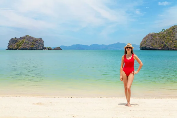 Giovane donna attraente rilassarsi sulla spiaggia del mare — Foto Stock