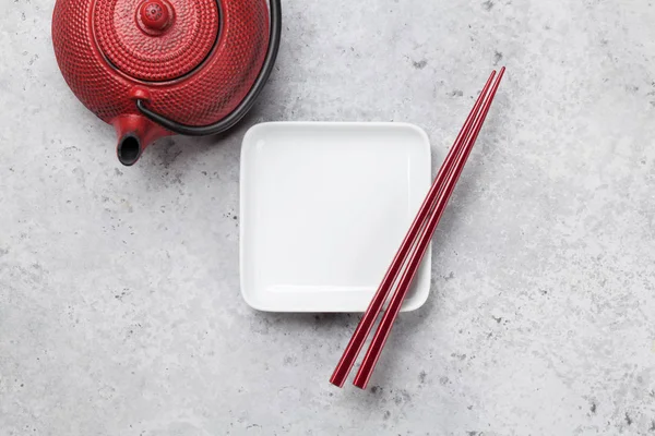 空盘子、茶壶和筷子 — 图库照片