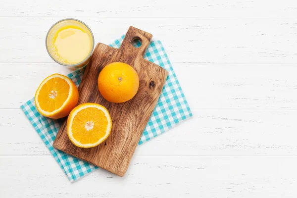 Jus d'orange frais et oranges — Photo