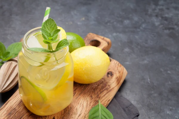 Limonada cítrica fresca de verão — Fotografia de Stock