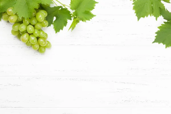 Green grape with leaves — Stock Photo, Image