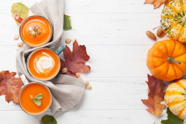 Sonbahar vejetaryen kabak kremaçorbası