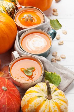 Sonbahar vejetaryen kabak kremaçorbası