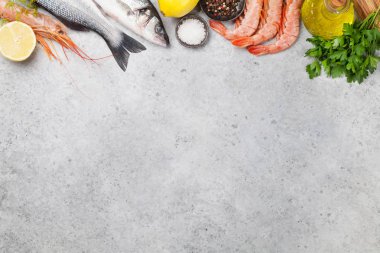 Taze deniz ürünleri. Alabalık ve langostino karides