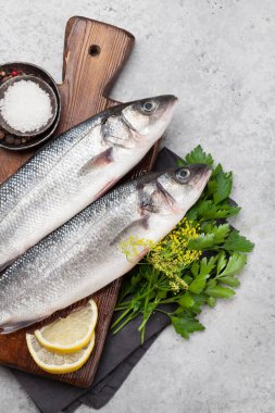 Taze deniz ürünleri. Alabalık balık