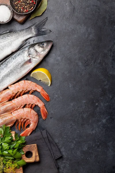 Свежие морепродукты. Форель и лангостинские креветки — стоковое фото