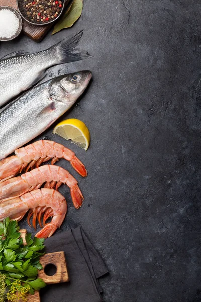 Marisco fresco. Peixes de truta e camarões langostinos — Fotografia de Stock