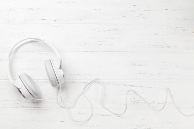 Ahşap masa üzerinde kulaklıklar. Müzik konsepti
