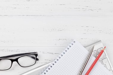 Malzeme ve bilgisayar ile Ofis işyeri