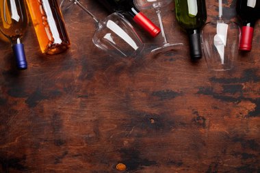 Çeşitli şarap şişeleri ve bardaklar