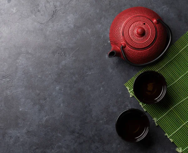 Čajová konvice a hrnky s bylinkovým čajem — Stock fotografie