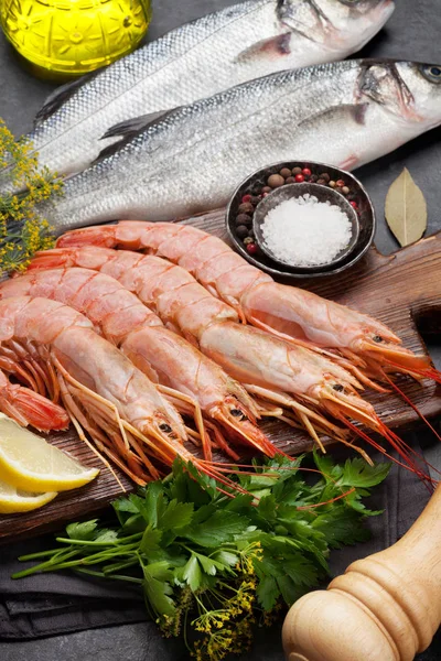 Verse zeevruchten. Forel vissen en langostino garnalen — Stockfoto