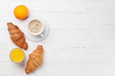kahve, portakal suyu ve kruvasan