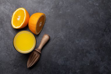 Taze portakal suyu ve portakal.