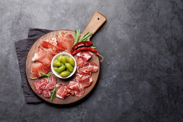 Spaanse Jamon, prosciutto crudo-ham, Italiaanse salami — Stockfoto