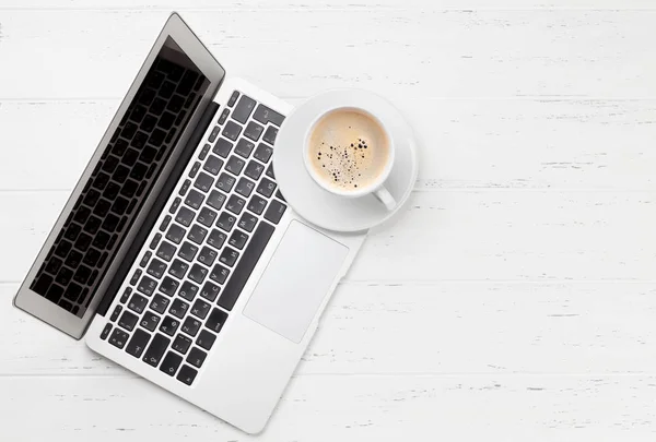 Büroarbeitsplatz mit Kaffee und Laptop — Stockfoto
