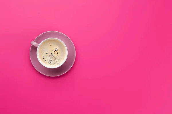 紫色の背景の上に紫色のコーヒーカップ — ストック写真